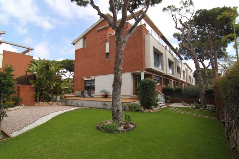 €1 650 000 · Вилла · 225 м² · Gava Mar — Noticasa