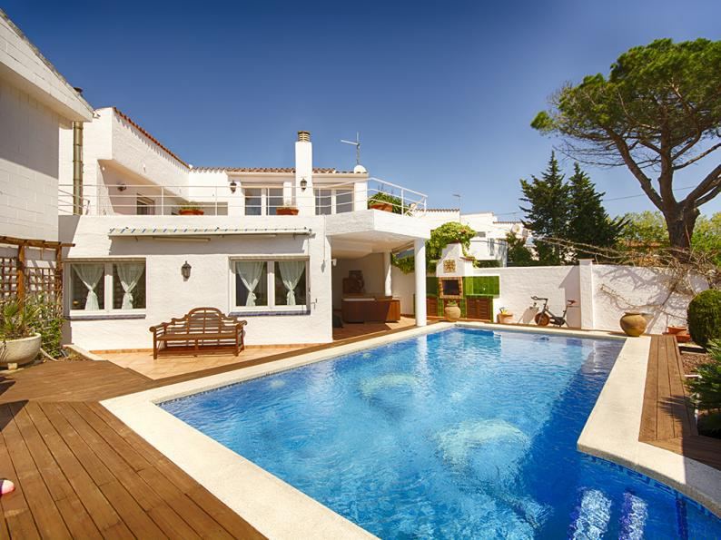 €850 000 · Вилла · 300 м² · Empuriabrava — Noticasa