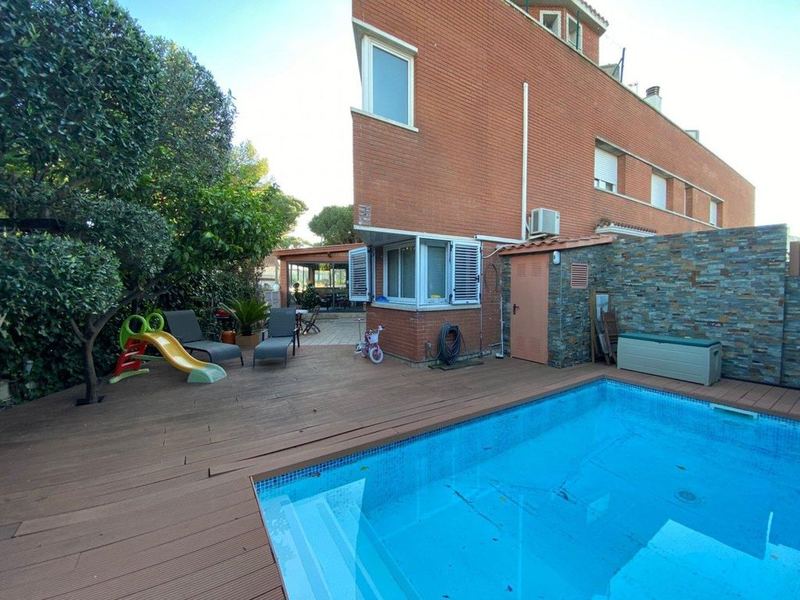 €805 000 · Таунхаус · 236 м² · Barcelona. Surroundings — Noticasa