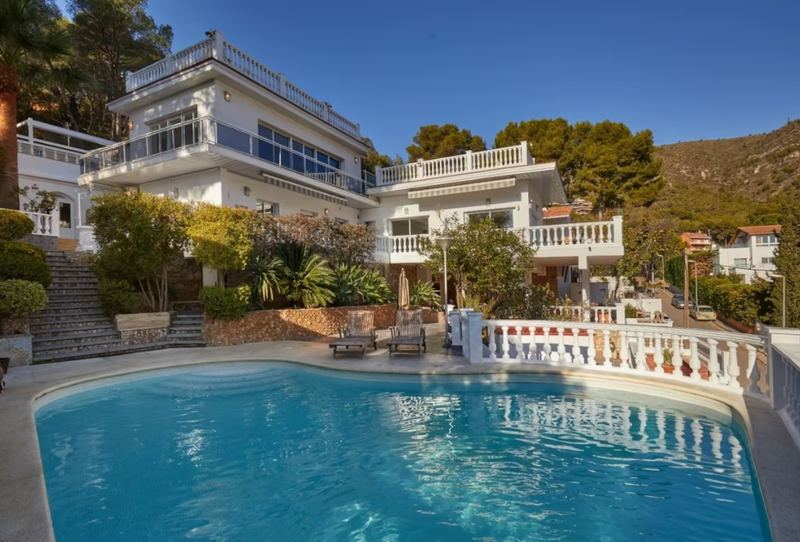 €1 390 000 · Вилла · 330 м² · Castelldefels — Noticasa
