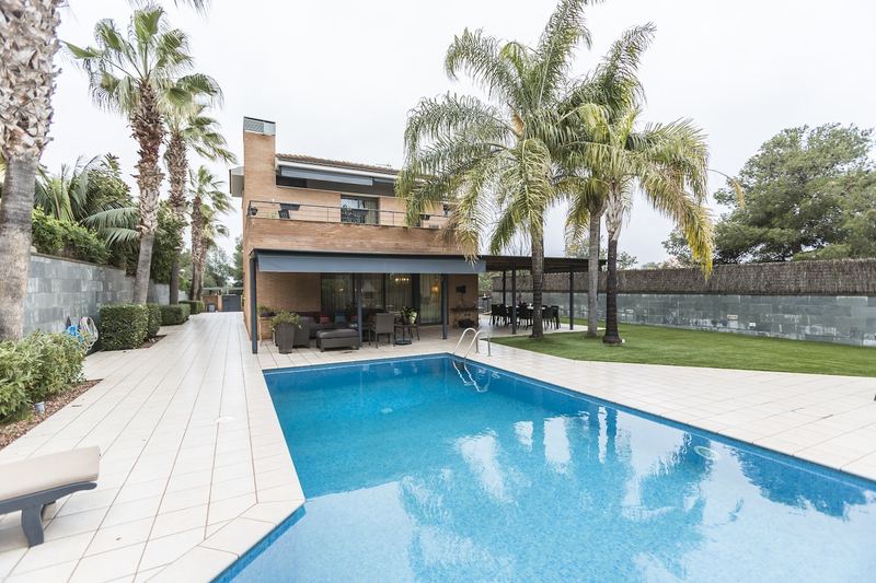 €970 000 · Вилла · 496 м² · Barcelona. Surroundings — Noticasa