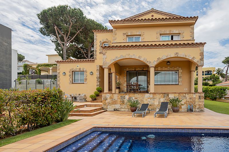 €779 000 · Вилла · 332 м² · Lloret de Mar — Noticasa