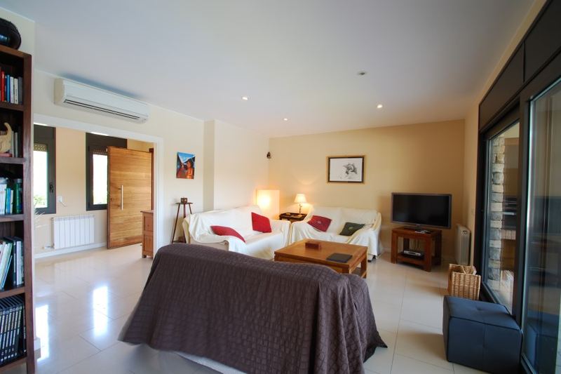€695 000 · Вилла · 240 м² · Begur — Noticasa