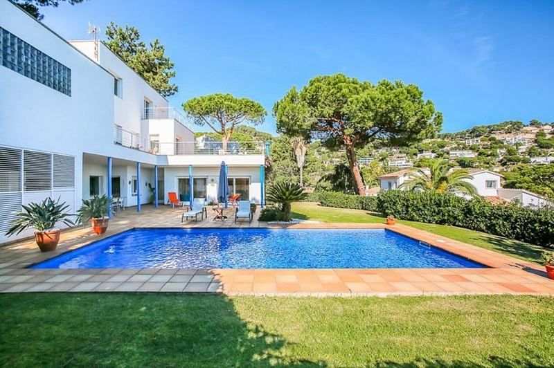 €975 000 · Вилла · 350 м² · Blanes — Noticasa