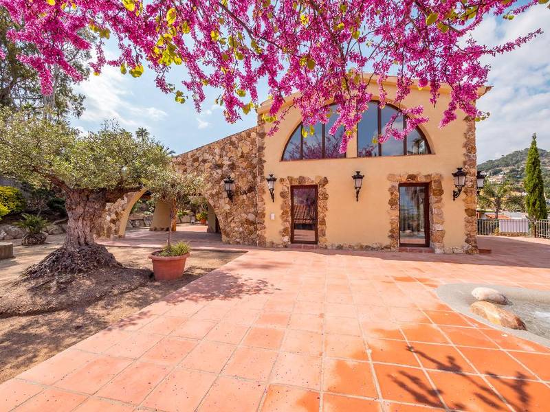 €1 950 000 · Вилла · 408 м² · Blanes — Noticasa