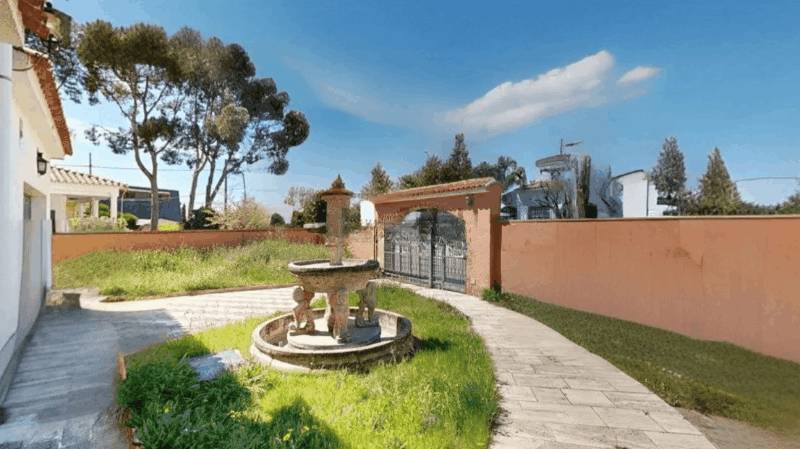 €650 000 · Вилла · 382 м² · La Pobla de Vallbona — Noticasa